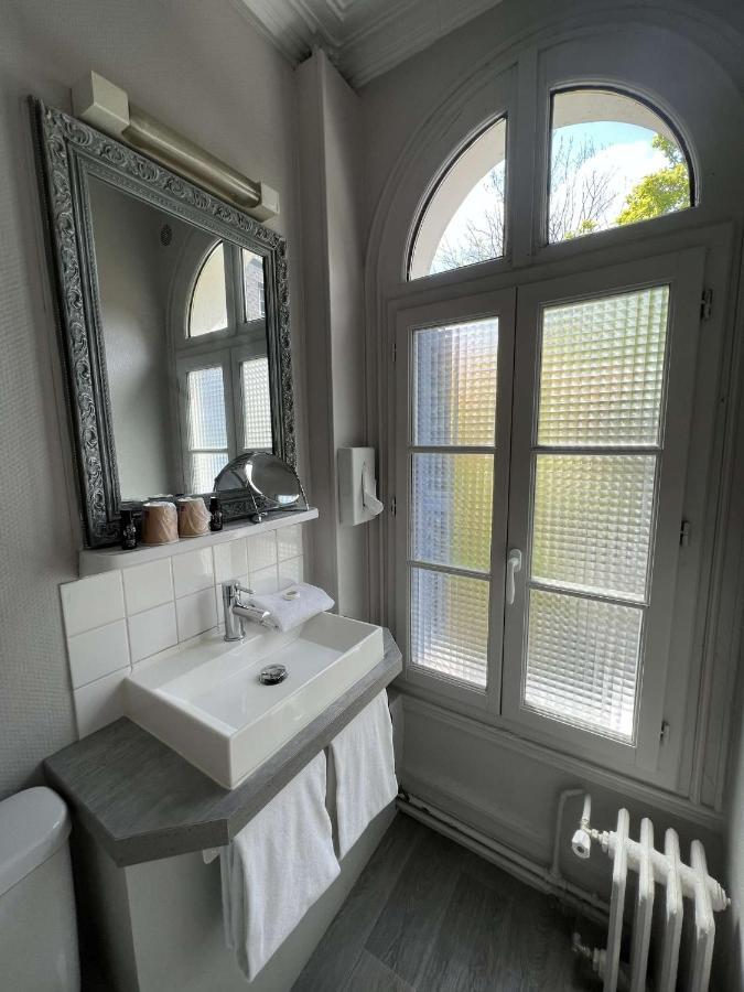 Céline - De La Gare Hotel